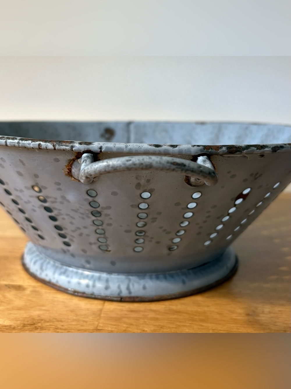 VINTAGE ROUND GRAY ENAMELWARE GRANITEWARE COLANDER - Picture 5 of 6